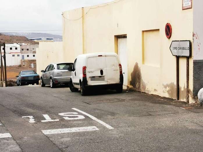 Algunos conductores aparcan en plena calle de Piedra Grande (Foto TA)